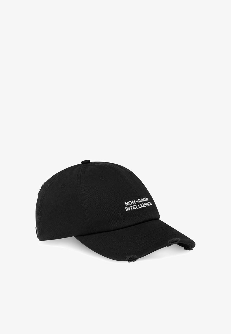 Gorra negra con el texto bordado en blanco "INTELIGENCIA NO HUMANA" en la parte frontal, con una visera desgastada y tela de algodón texturizado.