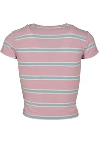 Camiseta ajustada de manga corta en rosa con rayas horizontales en azul claro y blanco. Material de algodón suave, cuello redondo y ribete elástico.