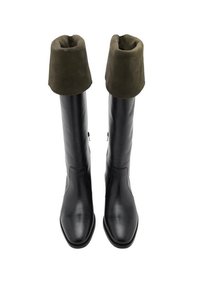 Botas negras de cuero hasta la rodilla con un puño de gamuza verde. Presentan una punta afilada y una textura suave, con una silueta delgada.