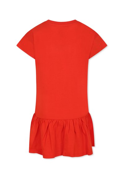 Robe en coton rouge à manches courtes, encolure ronde et ourlet à volants évasé. Texture lisse et design simple, de couleur unie.