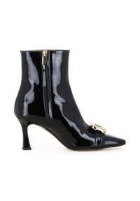 Bottes chevilles en cuir verni noir avec bout pointu, boucle en métal doré et fermeture éclair en satin. Équipées d'un talon mince et courbé.