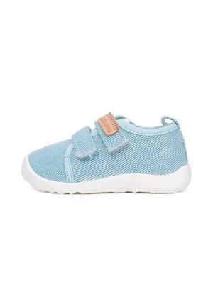 Jasnoniebieski dziecięcy sneaker z białą podeszwą, dwoma paskami na rzep oraz małą brązową naszywką z logo na górnym pasku, na białym tle.
