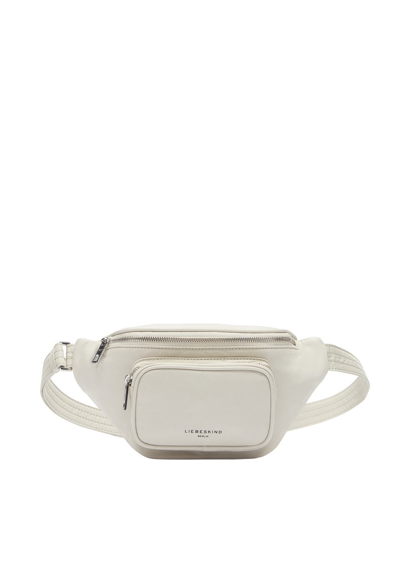 Riñonera de cuero blanca con una textura suave, que cuenta con un compartimento principal con cremallera y un bolsillo frontal, ambos asegurados con herrajes plateados.
