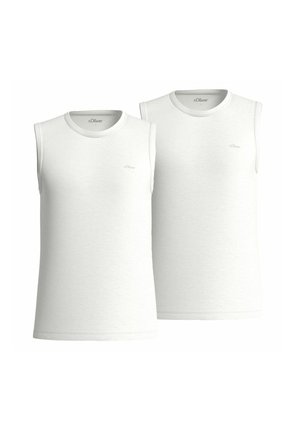 Zwei schlichte weiße ärmellose T-Shirts mit Rundhalsausschnitt und kleinem s.Oliver-Logo auf der Brust, nebeneinander auf weißem Hintergrund gelegt.