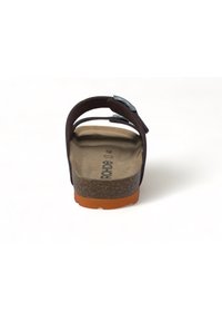 Sandalo marrone con due cinturini regolabili, una soletta imbottita e una suola in sughero texturizzato. Presenta una suola in gomma arancione.