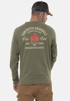 Chemise à manches longues vert olive avec un graphique au dos représentant un crâne et des flammes. Fabriquée en coton, elle dispose d'un col rond et de poignets côtelés.
