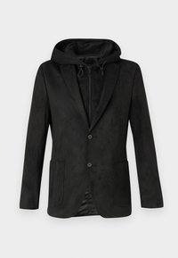 Schwarze Jacke mit Kapuze, mit einer glatten, wildlederähnlichen Textur, zwei Fronttaschen und einem einzelnen Knopfverschluss, entworfen für das Tragen in Schichten.