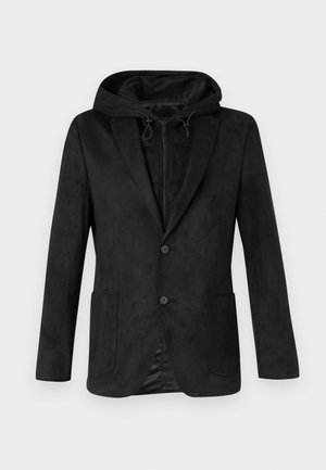 Schwarze Jacke mit Kapuze, mit einer glatten, wildlederähnlichen Textur, zwei Fronttaschen und einem einzelnen Knopfverschluss, entworfen für das Tragen in Schichten.