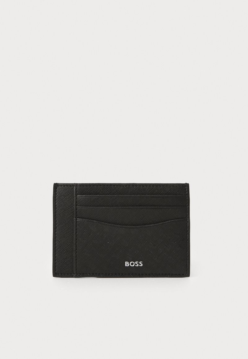 Portafoglio nero realizzato in materiale testurizzato, con più slot su un lato e il logo "BOSS" impresso in basso.