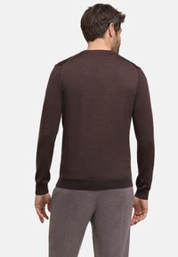 Brauner, gestrickter Pullover mit langen Ärmeln, rundem Halsausschnitt und gerippten Bündchen. Er zeichnet sich durch eine glatte Textur und subtile Farbvariationen aus.