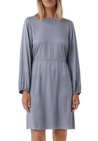 Szara satynowa sukienka z długimi bufkami, wysokim dekoltem i elastyczną talią, wyróżniająca się luźnym krojem i gładką fakturą.