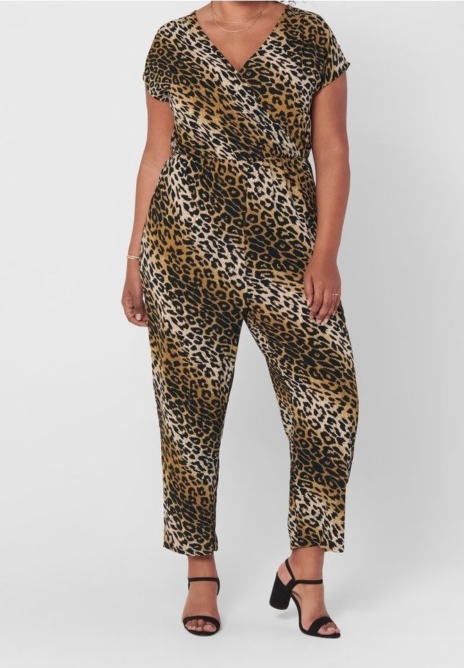 Combinaison en imprimé léopard en tissu léger, avec un col en V croisé, des manches courtes, une taille élastique et des jambes effilées à la longueur des chevilles.