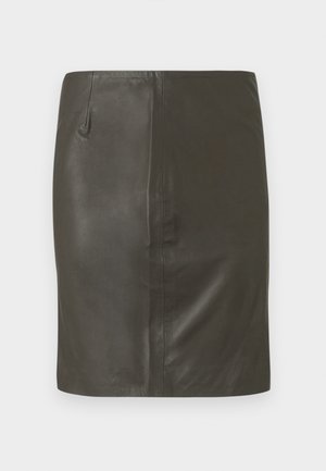 Saia de couro verde escuro com textura lisa, corte ajustado e um bolso lateral único. Design simples, sem ferragens ou padrões visíveis.