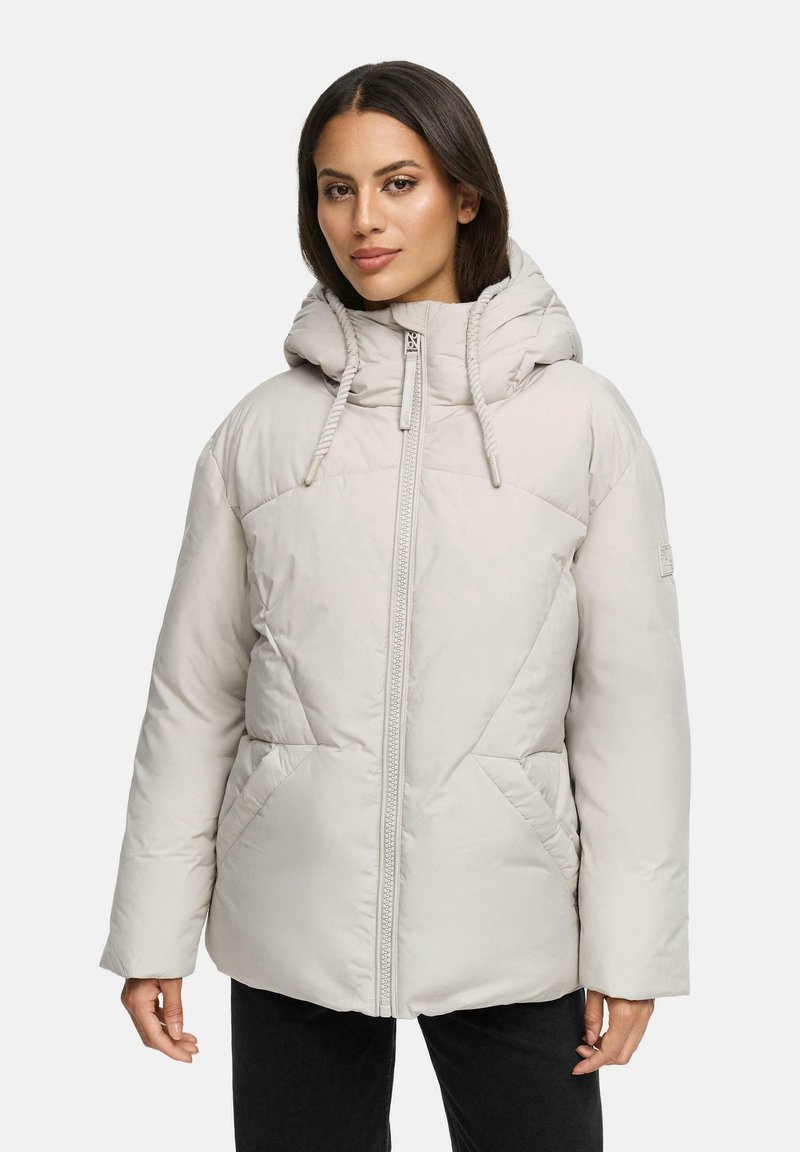 Helle beige Daunenjacke mit Kapuze, diagonaler Steppung, frontalem Reißverschluss und seitlichen Taschen. Weiche, glatte Textur.