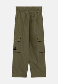 Olivenfargede cargo-bukser med elastisk liv, to sidelommer og svart Adidas-logo nederst til venstre. Glatt tekstur.