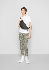 Marks & Spencer JEGGINGS - Calças de ganga de corte skinny - khaki mix