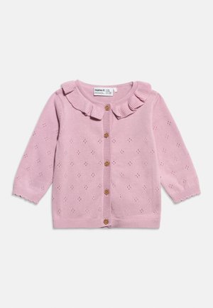 Rosa strikket babycardigan med rysjekrage, treknapper foran og lite diamantformet hullmønster.