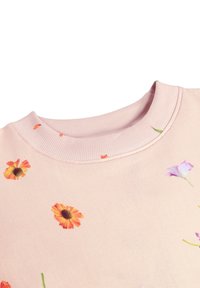 Rózsaszín pulóver bordás nyakkivágással, amelyen különböző narancssárga, sárga és lila virágminták láthatók. Puha tapintás.