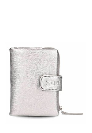Compact zilverkleurige portemonnee van getextureerd leer met een drukknoopsluiting en een ritstrekkertje aan de zijkant.