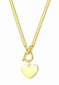 Collier en ton doré avec des chaînes tressées, comportant une étiquette en forme de cœur et un fermoir à bascule. Texture lisse avec une finition brillante.