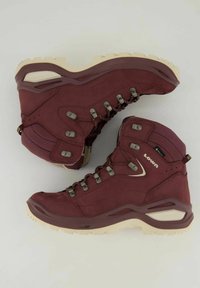Bordowe buty trekkingowe z zamszowym wykończeniem, teksturowanymi akcentami z siatki, metalowymi oczkami i jasną, wytrzymałą podeszwą, zaprojektowane z myślą o trwałości.