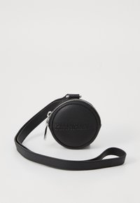 Schwarze runde Ledertasche mit strukturiertem Oberflächen, silbernem Reißverschluss, Marken-Details und abnehmbarem Tragegurt. Kompaktes Design für einfachen Transport.