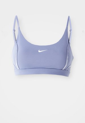 Lyse lilla treningscrop-top med tynne justerbare stropper og en liten hvit Nike-logo i midten. Laget av et glatt, elastisk stoff.