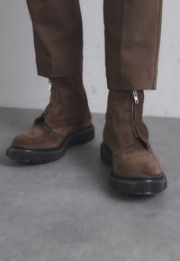 Adieu TYPE 197 UNISEX brązowy