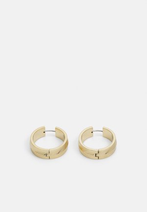 Boucles d'oreilles créoles en doré avec un motif texturé en forme de plume, présentant une finition lisse et un design à fermeture à charnière.
