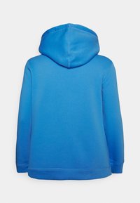 Sudadera azul hecha de una tela suave, con capucha ajustable con cordón, mangas largas y un ajuste ligeramente holgado. Textura suave con puños acanalados.