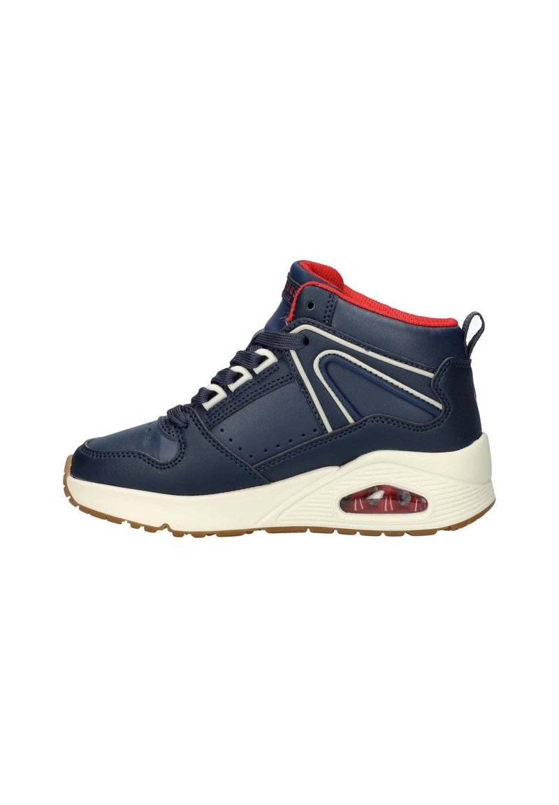 Sneaker mid-top in pelle blu navy con accenti rossi. Presenta un colletto imbottito, una suola intermedia bianca e un cuscinetto d'aria trasparente nel tallone. Suola in gomma marrone.