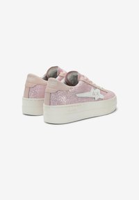 Sneakers con suola platform rosa con finitura glitter, dettagli bianchi e una combinazione di pelle liscia e tessuto; caratterizzate da punta rotonda e lacci.