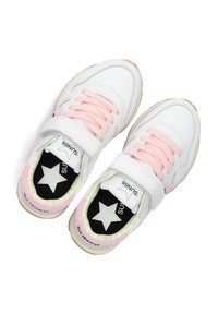 Sneaker bianche con accenti rosa, dotate di una cinghia in Velcro, lacci in tessuto morbido e una soletta nera con motivo a stella. Suola in gomma e dettagli cuciti.