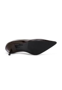 Chaussure à talon haut en vernis noir avec un bout pointu, une silhouette incurvée élégante et un talon aiguille étroit. Texture lisse et brillante.