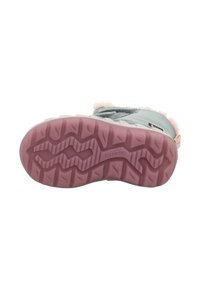 Obuwie dziecięce z teksturowaną różową gumową podeszwą, jasnoniebieską cholewką i miękkimi różowymi futerkowymi akcentami wokół kostki. Wyraźny wzór bieżnika na podeszwie.