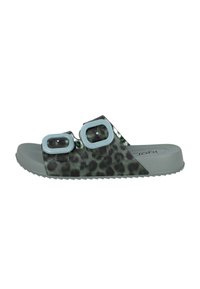 Sandalias con estampado de leopardo verde, dos hebillas ajustables azul claro, una suela gris texturizada y una parte superior lisa.