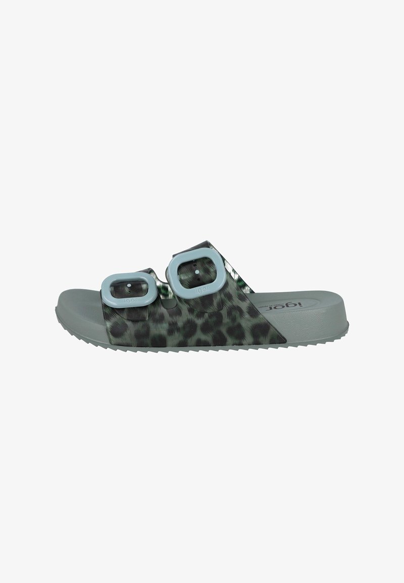Sandalias con estampado de leopardo verde, dos hebillas ajustables azul claro, una suela gris texturizada y una parte superior lisa.