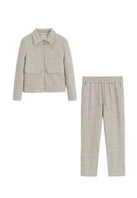 Veste en polaire gris clair avec un col et deux poches avant, assortie à un pantalon de jogging avec taille élastique et cordon de serrage.