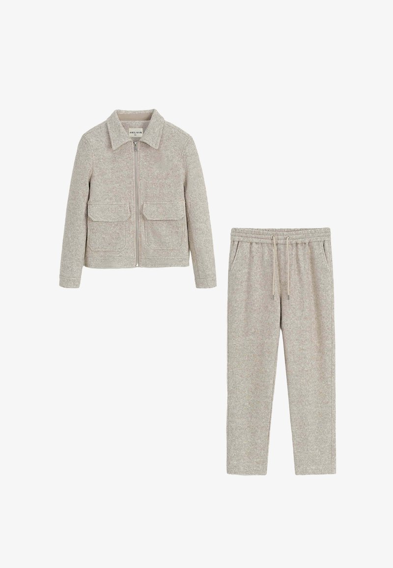 Veste en polaire gris clair avec un col et deux poches avant, assortie à un pantalon de jogging avec taille élastique et cordon de serrage.