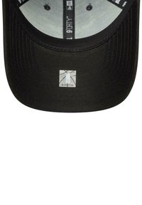Gorra negra con visera plana, hecha de un tejido texturizado, con una etiqueta cuadrada con un diseño en la parte frontal. El interior es gris y tiene un ajuste estructurado.