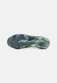Suola della scarpa con un design texturizzato che presenta un mix di colori blu scuro, verde e blu chiaro, e vari tacchetti per una migliore aderenza.