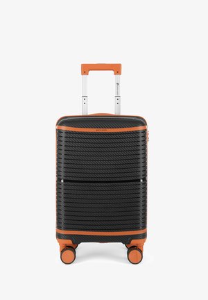 Maleta rígida negra con textura acanalada, detalles en naranja, asa retráctil y cuatro ruedas multidireccionales para mayor movilidad.