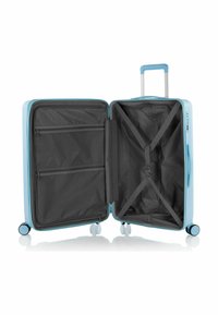 Valigia rigida blu con interno nero, dotata di due tasche con zip, cinghie regolabili e quattro ruote per una facile mobilità.