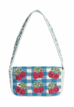 Kleine rechteckige Handtasche mit blau-weißem Schachbrettmuster, verziert mit roten Perlenkirschen und grünen Blättern, und passendem Riemen.