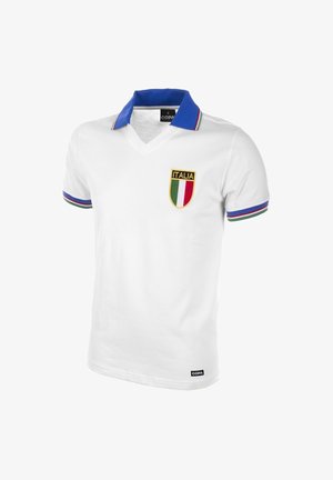 Polo shirt bianco in cotone con colletto blu, dettagli a strisce verde, rosso e blu sulle maniche, dotato di un distintivo ricamato "ITALIA".