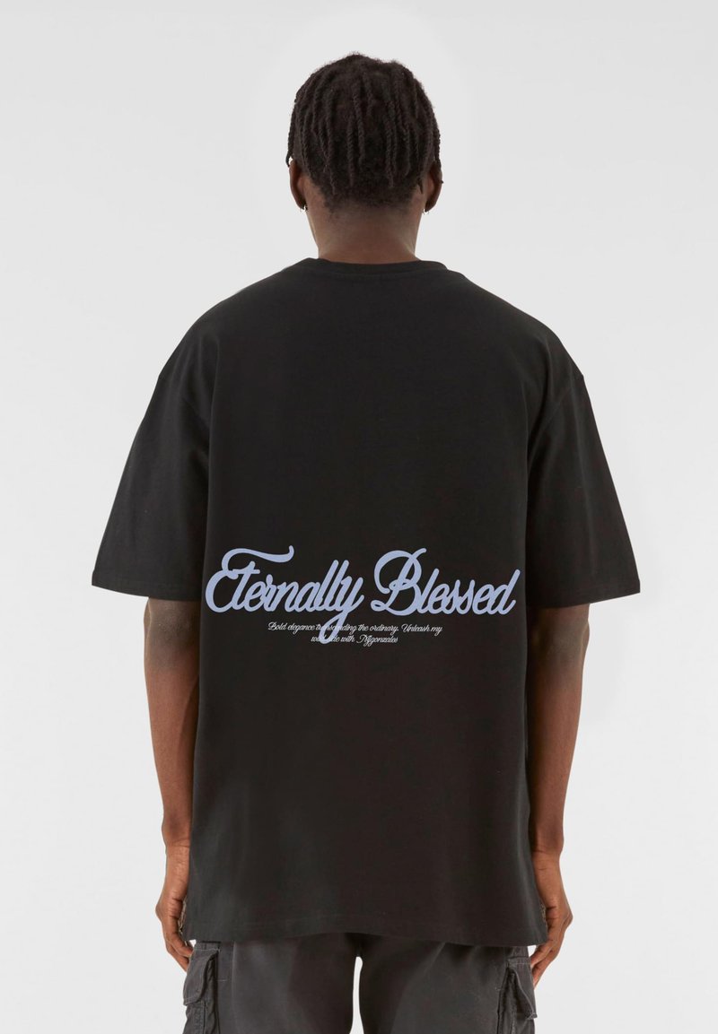 Tricou din bumbac negru cu mâneci scurte și croială largă. Designul de pe spate include textul "Eternally Blessed" în cursiv, de culoare albastru deschis.