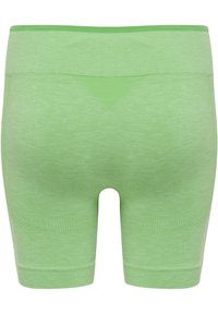 Pantaloni sportivi verdi con un design aderente, realizzati in tessuto liscio. Presentano un ampio elastico in vita e dettagli in rilievo lungo i lati.
