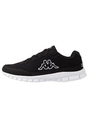 Zapatilla deportiva negra hecha de material de malla, con una suela blanca, logo prominente en el costado y un diseño minimalista con cierre de cordones.