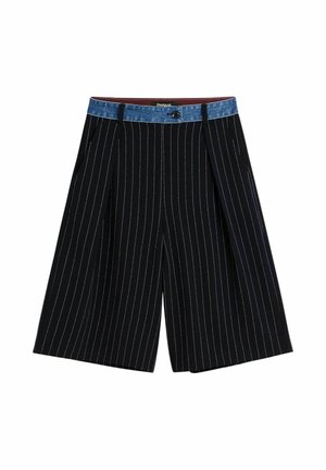 Shorts a gamba larga a righe sottili nere con vita in denim blu, chiusura con bottone e pieghe frontali.