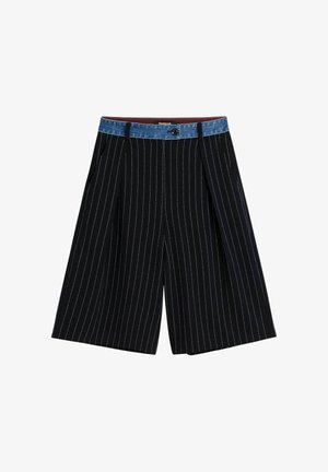 Crne široke hlače širokih prugica s plavim traper pojasom, kopčanjem na gumb i naborima sprijeda.